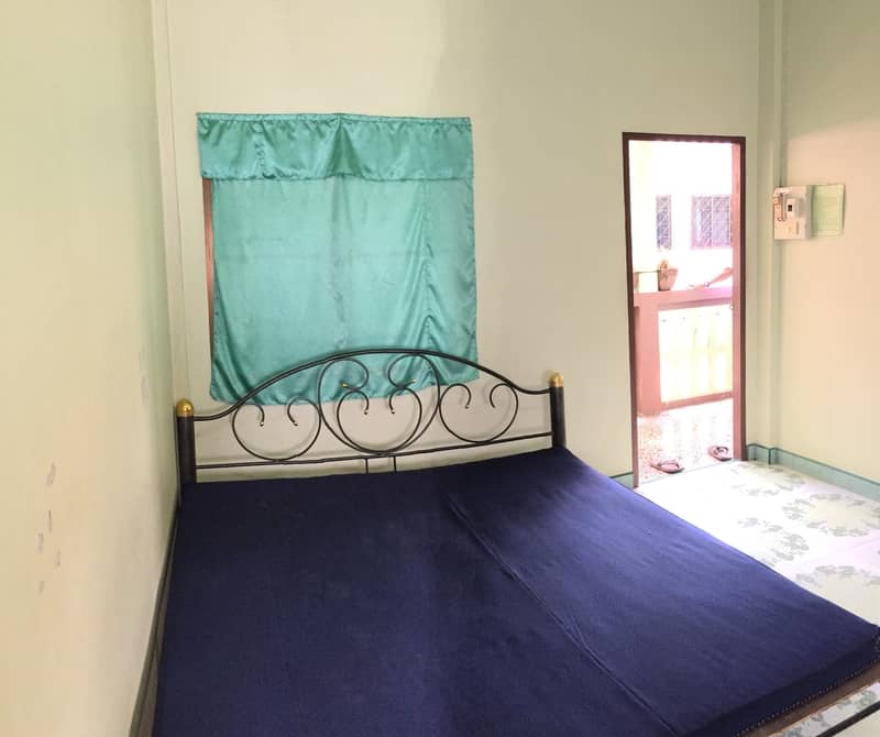 ตัวอย่างห้องพัก พร้อมเตียงและผ้าม่าน